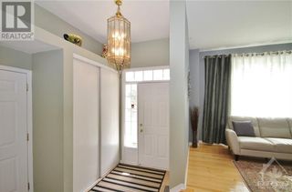 Photo 2: 212 ANNAPOLIS CIRCLE in Ottawa: House for sale : MLS®# 1373749