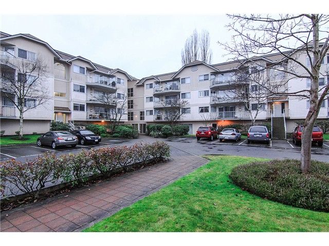 Main Photo: 207 5419 201A Street in Langley: Langley City Condo for sale in "Vista Gardens" : MLS®# F1401974