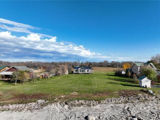 Photo 2: 133 Sugar Point Trail in Lundar: House for sale : MLS®# 202328925