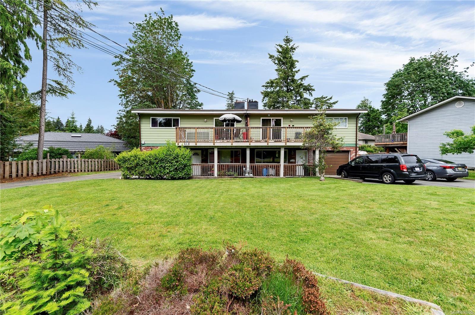 Main Photo: 90 Taylor Way in Campbell River: CR Campbell River Central Full Duplex for sale : MLS®# 921228