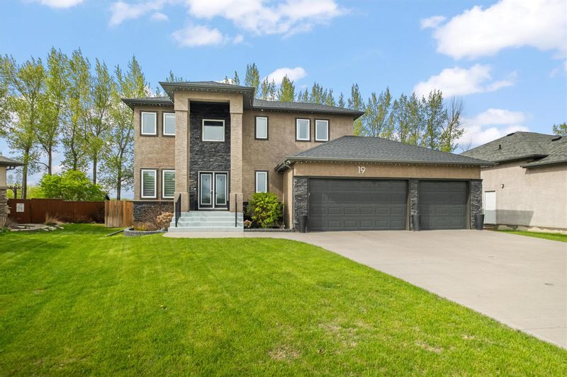 FEATURED LISTING: 19 ROSSMERE Crescent Stonewall