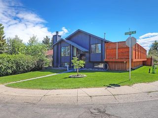 Photo 2: 20 BERMUDA Road NW in Calgary: Beddington Heights House for sale : MLS®# C4190847