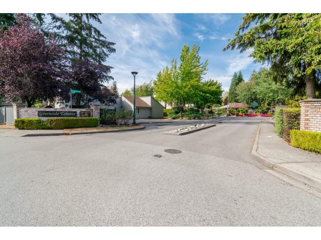 Main Photo: 6142 W GREENSIDE Drive in Surrey: Cloverdale BC Townhouse for sale in "Greenside Estates" (Cloverdale)  : MLS®# R2221586
