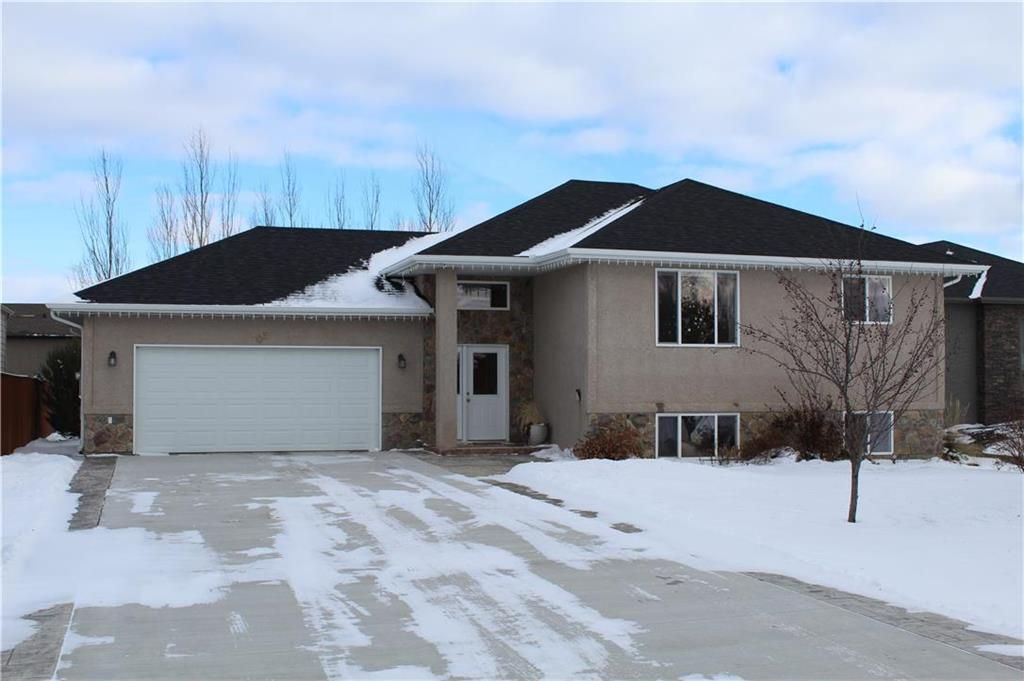 Main Photo: 5 Fairway Close in Steinbach: Clearspring Greens Residential for sale (R16)  : MLS®# 202227030