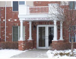 Photo 1: 214 9 Country Village Bay NE in CALGARY: Country Hills Village Condo for sale (Calgary)  : MLS®# C3325396