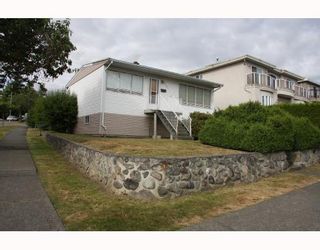 Photo 2: 1707 PRESTWICK Drive in Vancouver: Fraserview VE House for sale (Vancouver East)  : MLS®# V749175