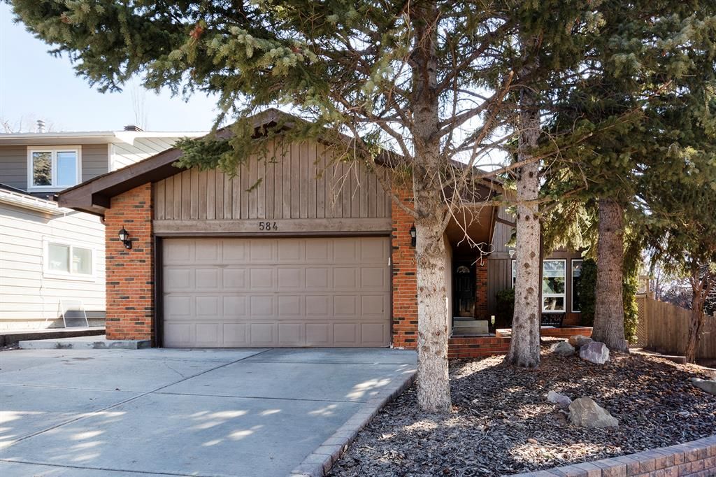 Main Photo: 584 Silvergrove Drive NW in Calgary: Silver Springs Detached for sale : MLS®# A2040189