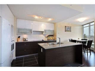 Photo 4: 402 175 W 2ND Street in North Vancouver: Lower Lonsdale Condo for sale in "VENTANA" : MLS®# V933531