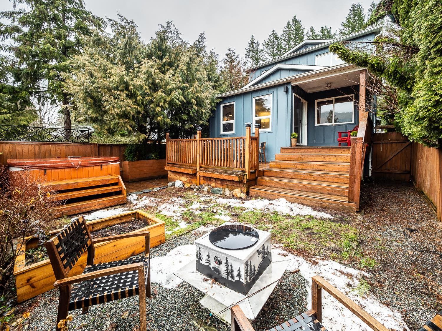 Main Photo: 41825 GOVERNMENT Road in Squamish: Brackendale House for sale : MLS®# R2655000