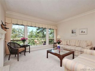 Photo 2: 18 4300 Stoneywood Lane in VICTORIA: SE Broadmead Row/Townhouse for sale (Saanich East)  : MLS®# 610675