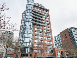 Photo 1: 17C 199 DRAKE Street in Vancouver: Yaletown Condo for sale in "Concordia 1" (Vancouver West)  : MLS®# R2670815