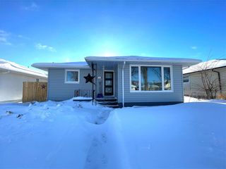 Photo 1: 438 Burrin Avenue in Winnipeg: West Kildonan Residential for sale (4D)  : MLS®# 202301664