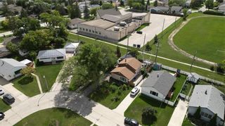 Photo 5: 31 Jubinville Bay in Winnipeg: Windsor Park Residential for sale (2G)  : MLS®# 202322368