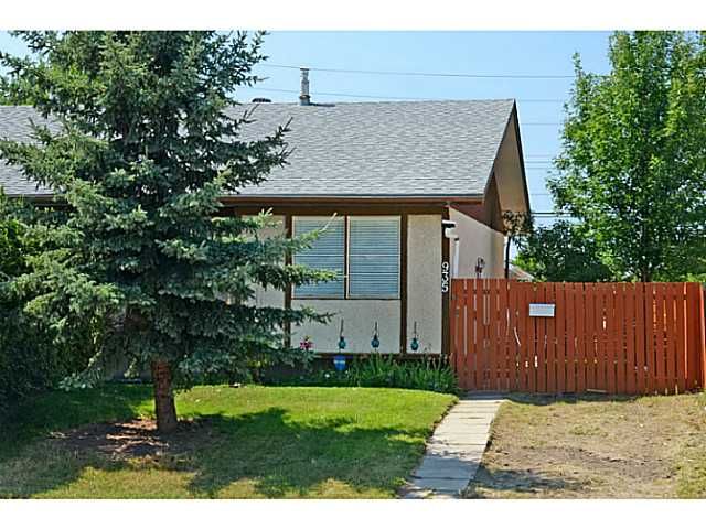Main Photo: 935 MARCOMBE Drive NE in CALGARY: Marlborough Residential Attached for sale (Calgary)  : MLS®# C3631032