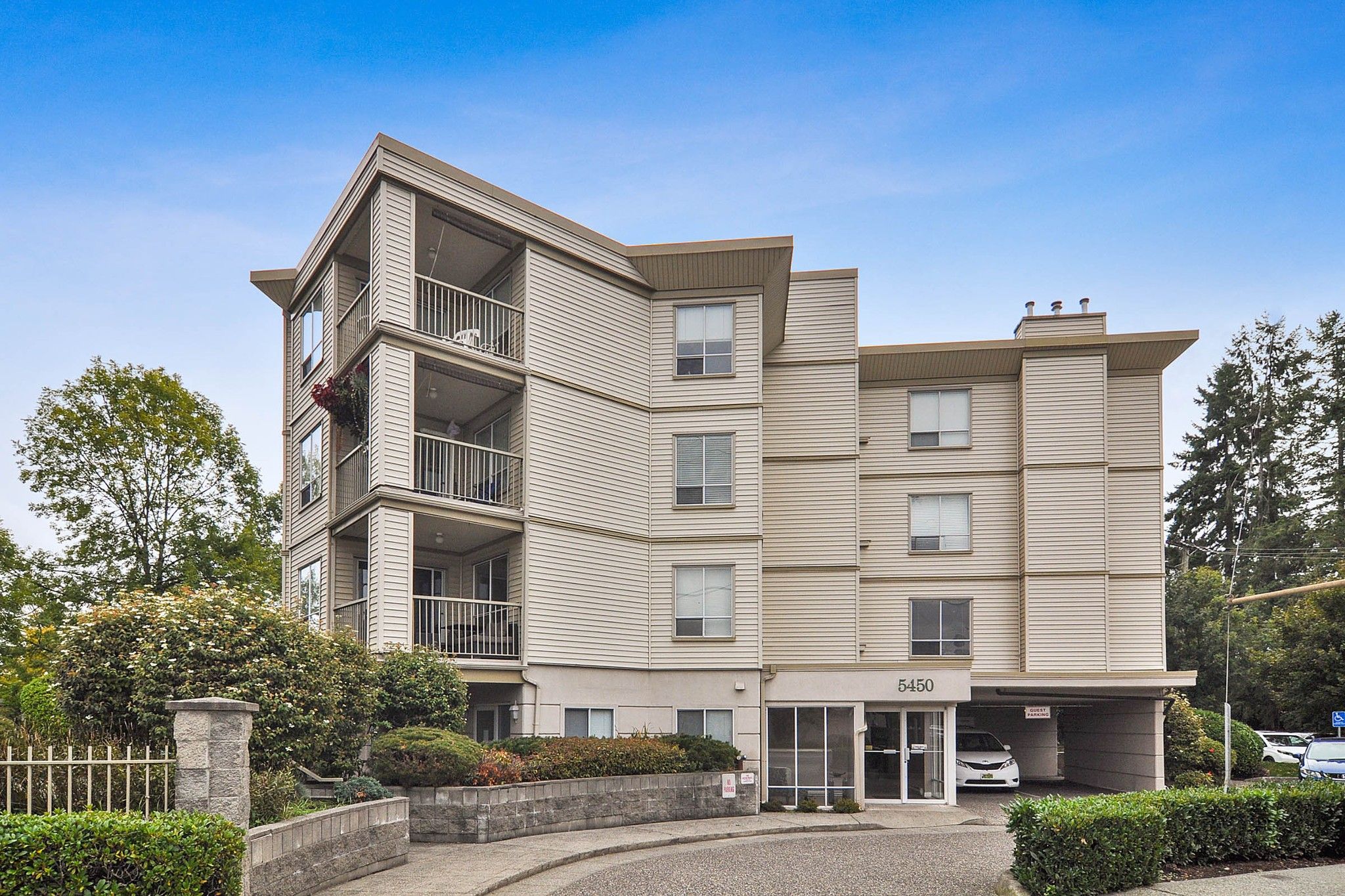 Main Photo: 105 5450 208 Street in Langley: Langley City Condo for sale in "MONTGOMERY GATE" : MLS®# R2509273