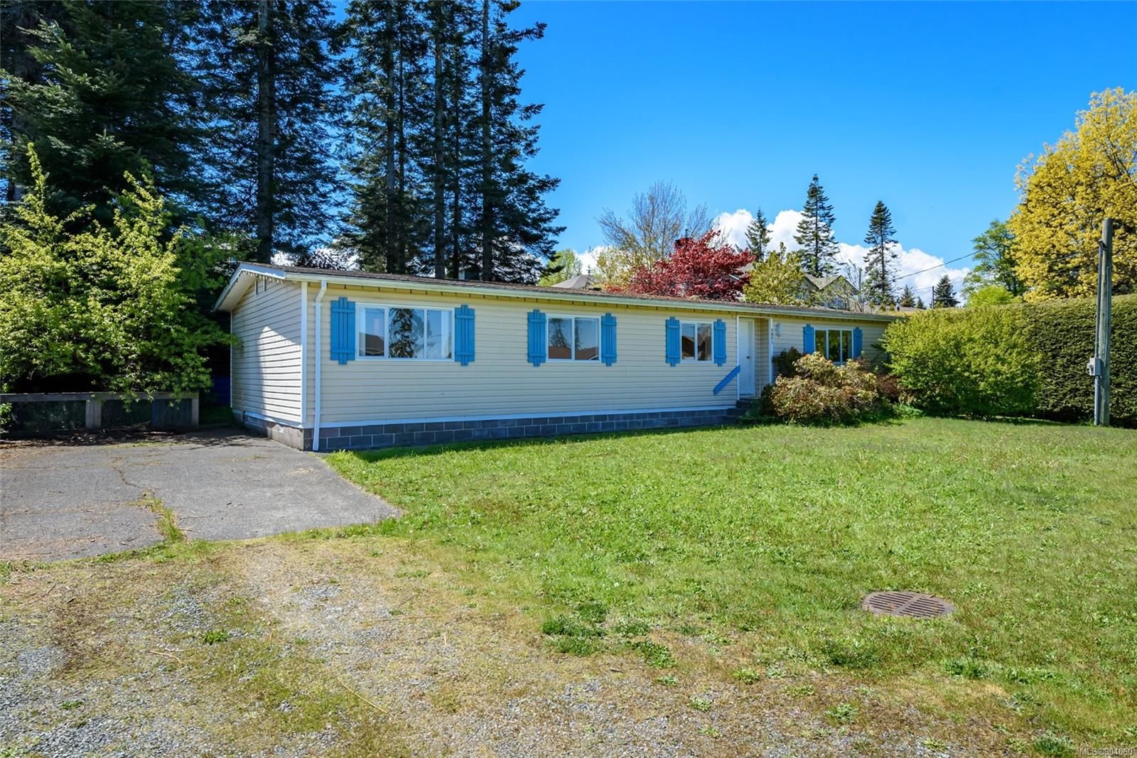 Main Photo: 3821 Laurel Dr in Royston: CV Courtenay South Manufactured Home for sale (Comox Valley)  : MLS®# 904060