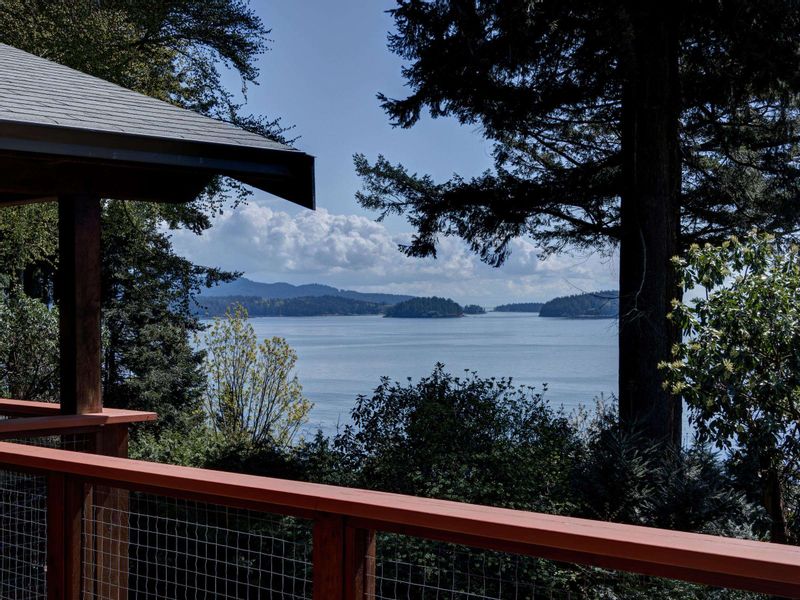 FEATURED LISTING: 82 HEAD Road Gibsons