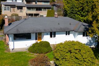 Photo 4: 996 BEAUMONT Drive in North Vancouver: Edgemont House for sale : MLS®# R2865015