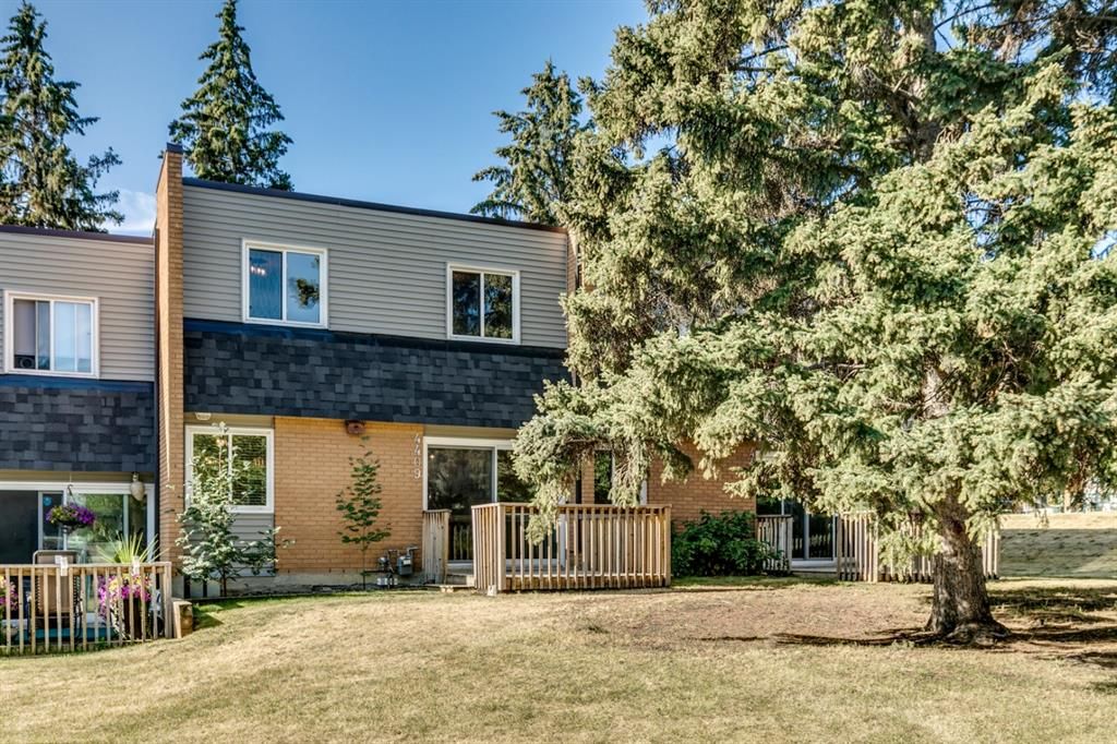 Main Photo: 4409 33 Avenue SW in Calgary: Glenbrook Row/Townhouse for sale : MLS®# A1252690