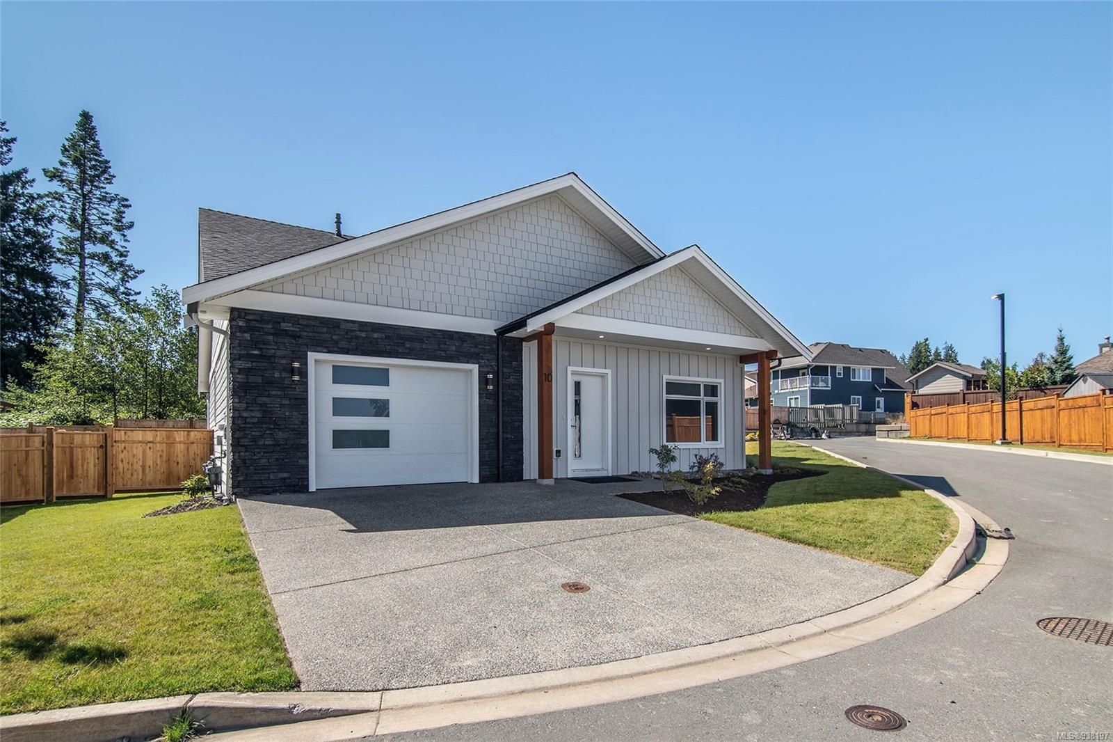 Main Photo: 10 1580 Glen Eagle Dr in Campbell River: CR Campbell River West House for sale : MLS®# 938197
