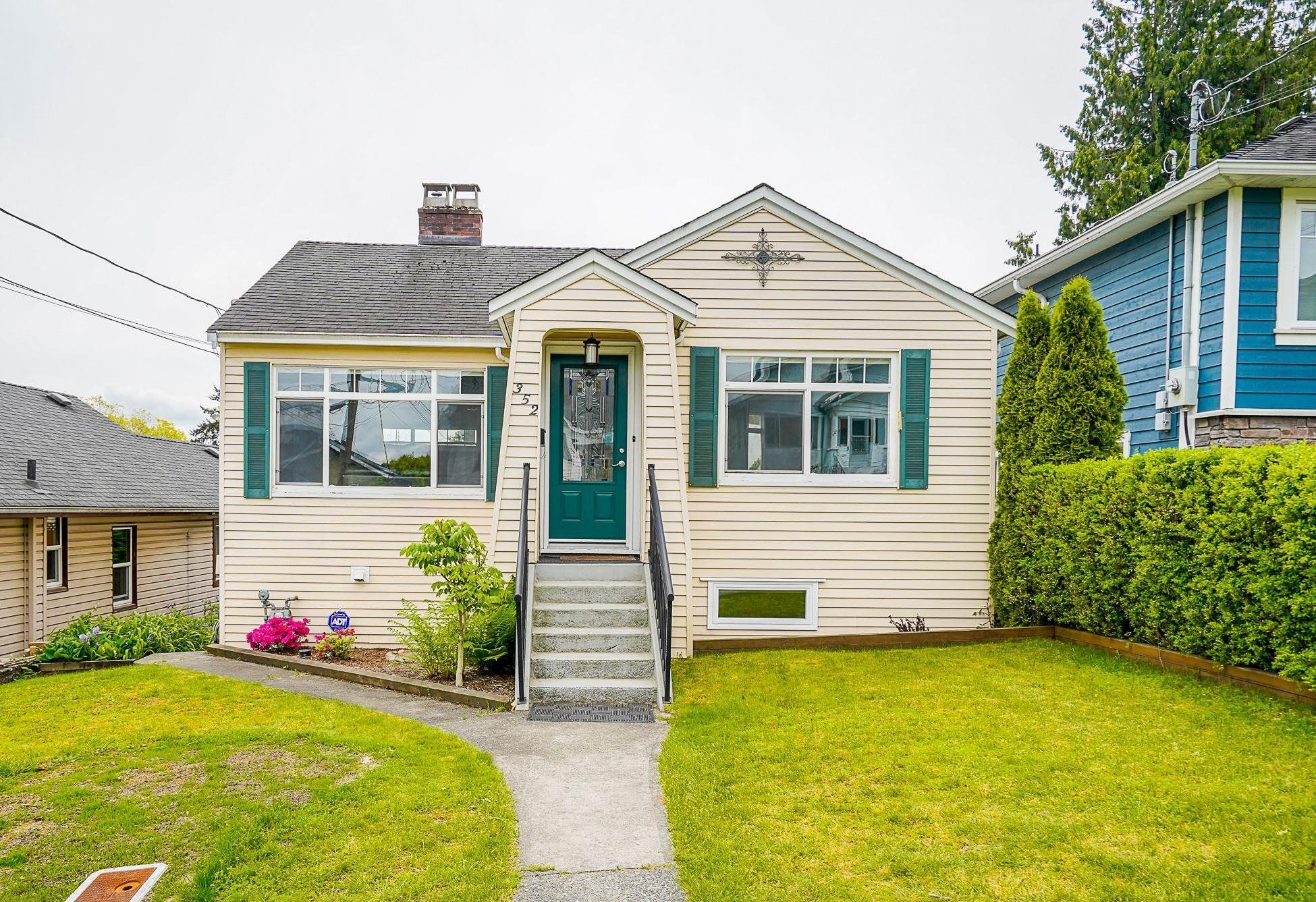 Main Photo: 352 SIMPSON Street in New Westminster: Sapperton House for sale in "SAPERTON" : MLS®# R2692814