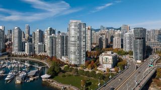 Photo 3: 3307 1033 MARINASIDE Crescent in Vancouver: Yaletown Condo for sale in "Quaywest" (Vancouver West)  : MLS®# R2830668