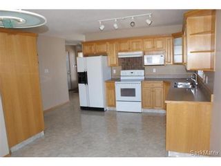 Photo 3: 1554 DEWDNEY Bay in Regina: East Pointe Estates Condominium for sale (Regina Area 04)  : MLS®# 492281