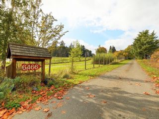 Photo 2: 6466 Oldfield Rd in Central Saanich: CS Saanichton House for sale : MLS®# 947100
