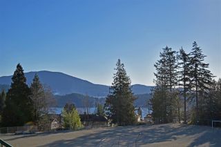 Photo 2: 36 622 FARNHAM Road in Gibsons: Gibsons & Area Condo for sale in "OCEANVIEW CLASSICS" (Sunshine Coast)  : MLS®# R2136439