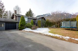 Photo 1: 1434 MAPLE Crescent in Squamish: Brackendale House for sale : MLS®# R2246970