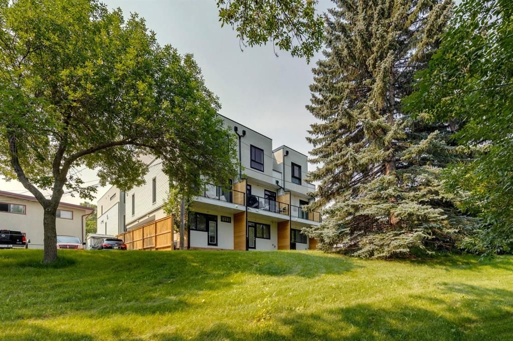 Main Photo: 206 1616 24 Avenue NW in Calgary: Capitol Hill Row/Townhouse for sale : MLS®# A1130011