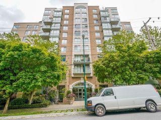 Photo 3: 401 2288 PINE Street in Vancouver: Fairview VW Condo for sale in "THE FAIRVIEW" (Vancouver West)  : MLS®# R2696473