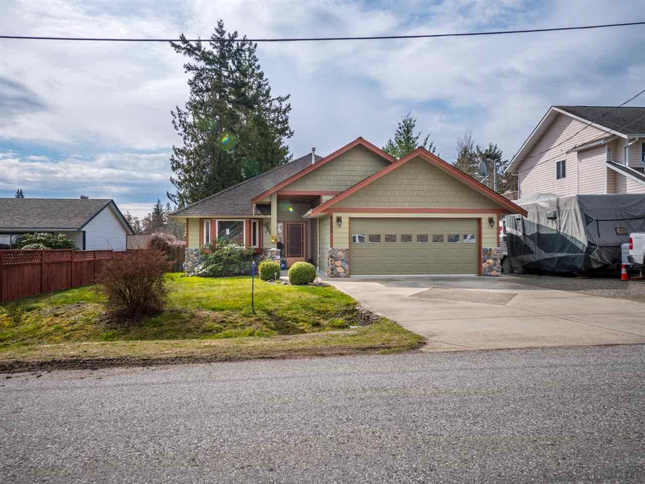 Main Photo: 6335 PICADILLY Place in Sechelt: Sechelt District House for sale (Sunshine Coast)  : MLS®# R2248834