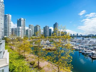Photo 18: 321 1228 MARINASIDE Crescent in Vancouver: Yaletown Townhouse for sale in "Crestmark 2" (Vancouver West)  : MLS®# R2879908