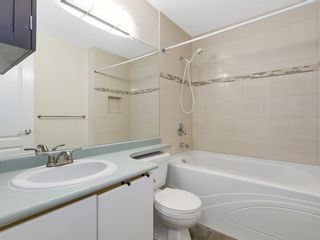 Photo 11: 402 111 W 5TH Street in North Vancouver: Lower Lonsdale Condo for sale in "CARMEL PLACE II" : MLS®# R2144566