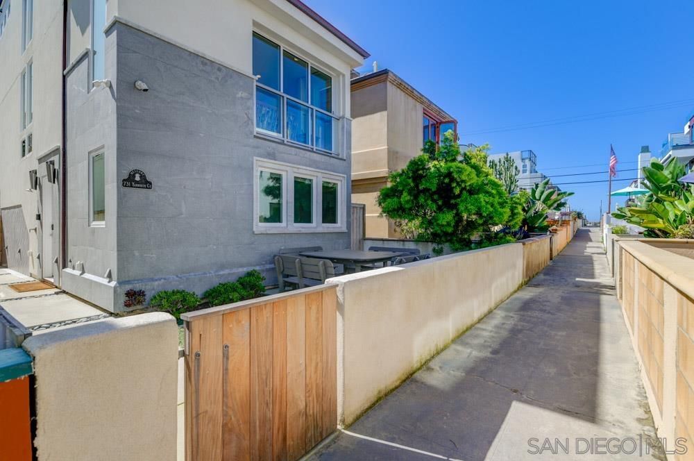 Main Photo: MISSION BEACH House for sale : 3 bedrooms : 731 Yarmouth Ct in San Diego