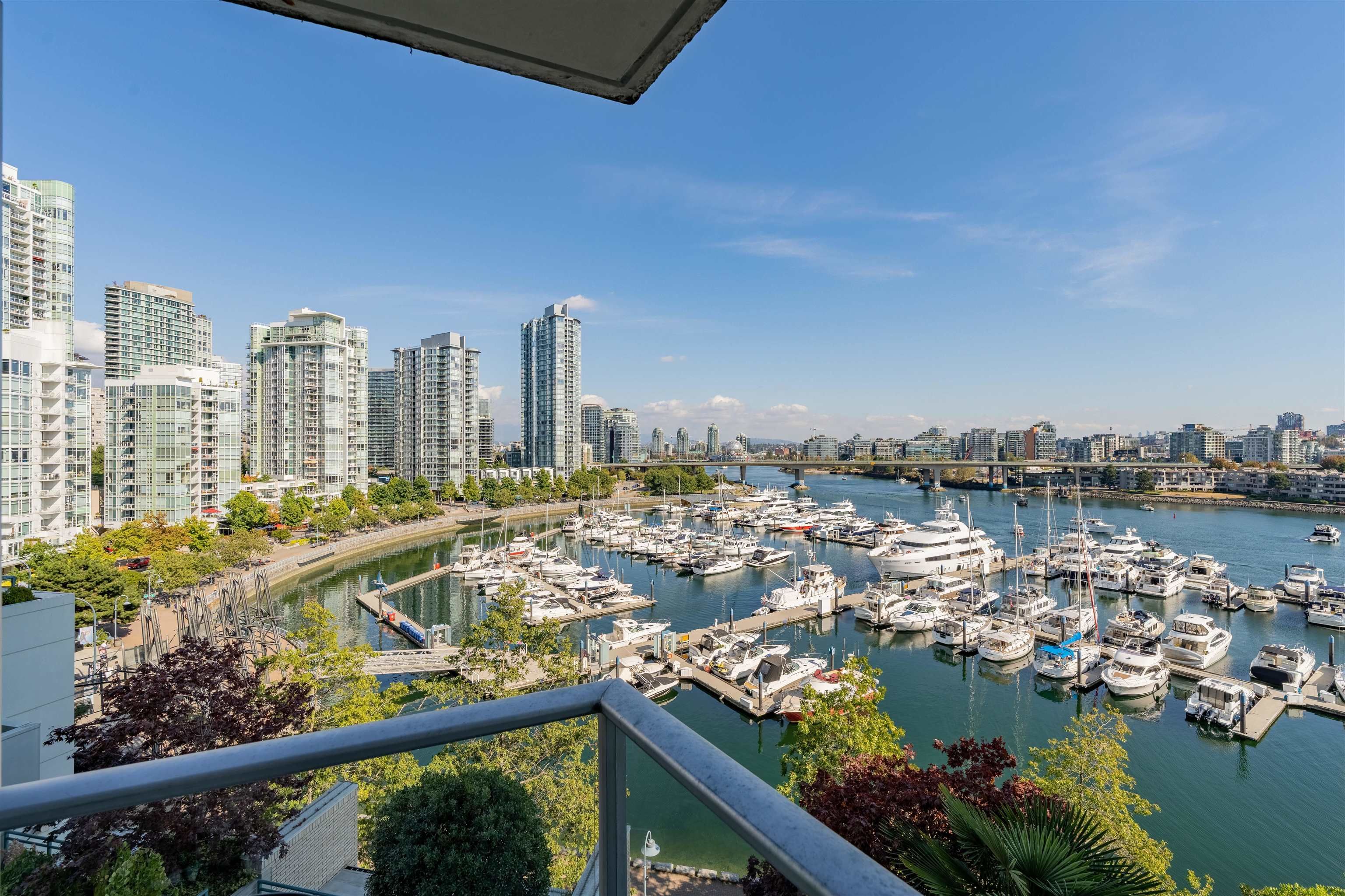 Main Photo: 901 1228 MARINASIDE Crescent in Vancouver: Yaletown Condo for sale in "Crestmark II" (Vancouver West)  : MLS®# R2726072