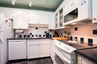 Photo 9: 304 1055 W 13TH Avenue in Vancouver: Fairview VW Condo for sale in "OAK WEST" (Vancouver West)  : MLS®# R2525826