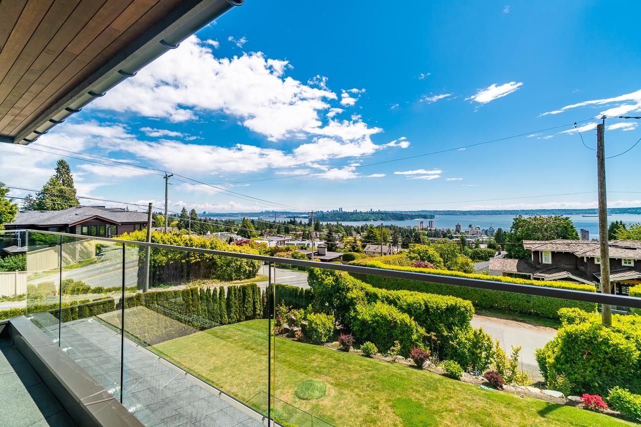 Main Photo: 2205 PALMERSTON Avenue in West Vancouver: Queens House for sale : MLS®# R2709728