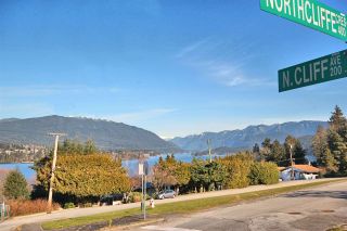 Photo 2: 452 NORTHCLIFFE Crescent in Burnaby: Westridge BN House for sale in "WESTRIDGE" (Burnaby North)  : MLS®# R2136397