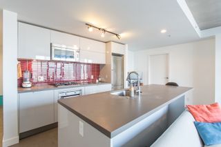 Photo 3: 1203 108 W CORDOVA Street in Vancouver: Downtown VW Condo for sale in "Woodwards W32" (Vancouver West)  : MLS®# R2322561