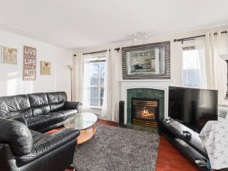 Photo 2: 307 13727 74 Avenue in Surrey: East Newton Condo for sale in "King's Court" : MLS®# R2746203