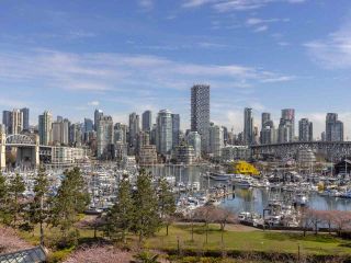 Photo 5: 605 1490 PENNYFARTHING Drive in Vancouver: False Creek Condo for sale in "Harbour Cove Three" (Vancouver West)  : MLS®# R2352893