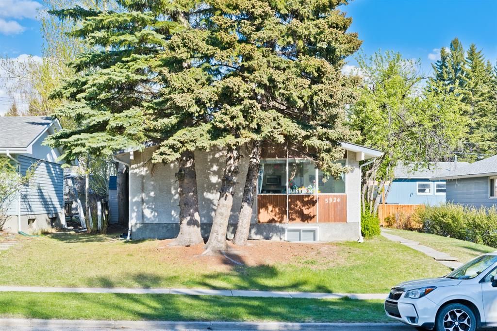 Main Photo: 5324 Brisebois Drive NW in Calgary: Charleswood Detached for sale : MLS®# A1222736