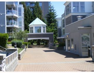 Photo 3: 208 8460 JELLICOE Street in Vancouver: Fraserview VE Condo for sale (Vancouver East)  : MLS®# V774272
