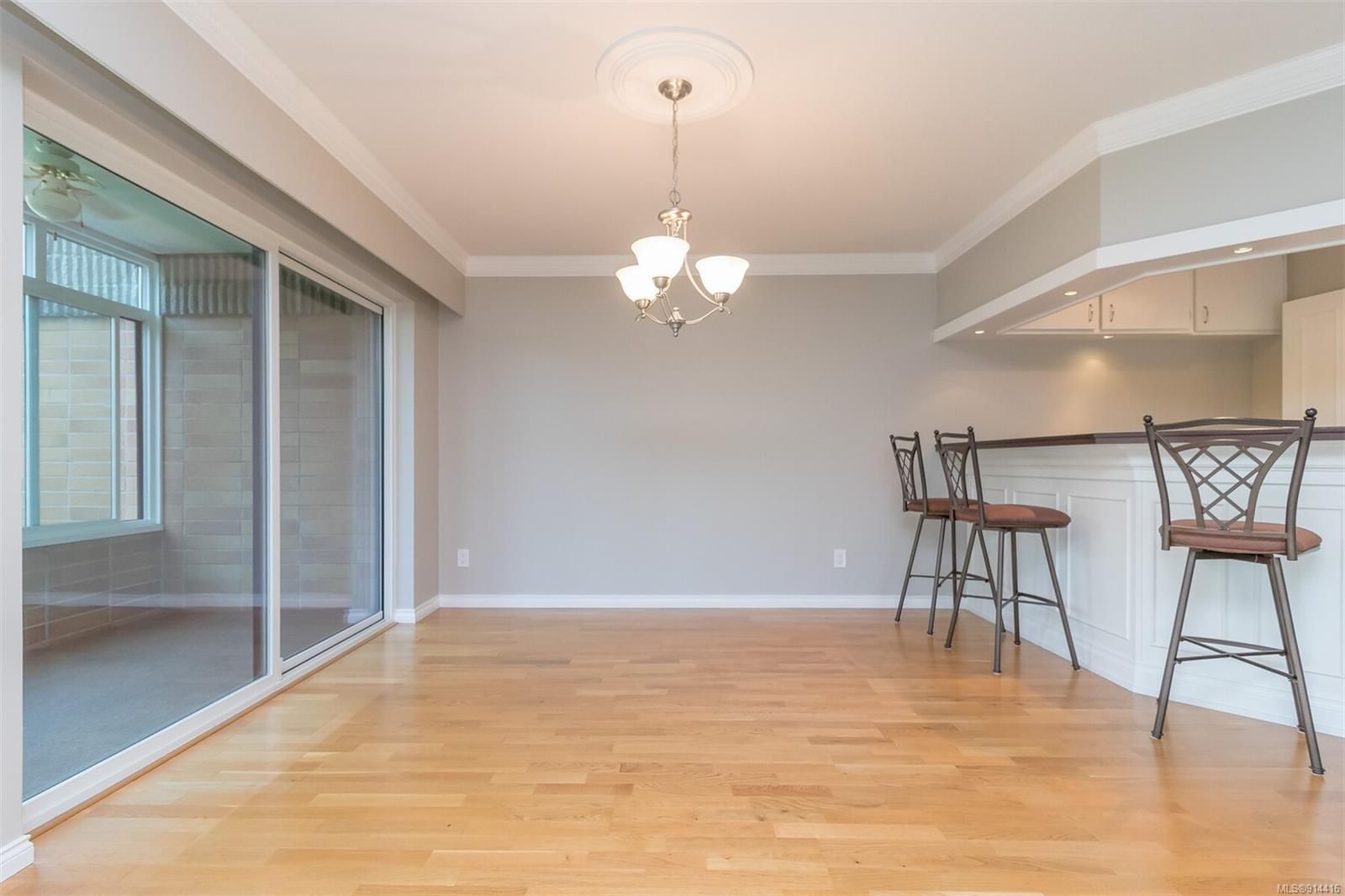 Photo 6: Photos: 307 2930 Cook St in Victoria: Vi Mayfair Condo for sale : MLS®# 914416