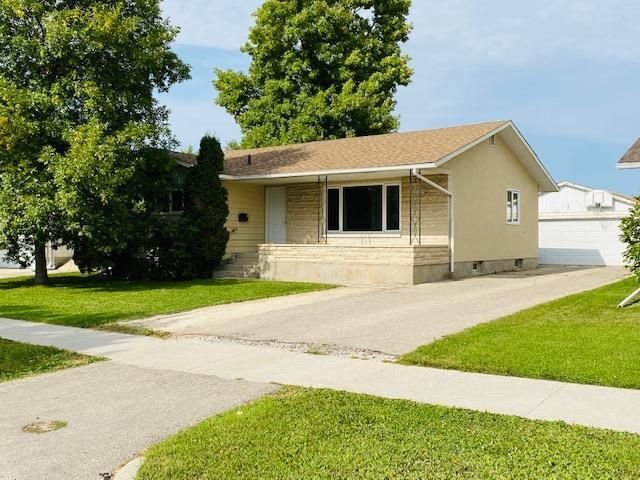 Main Photo: 199 Donwood Drive in Winnipeg: North Kildonan Residential for sale (3F)  : MLS®# 202222215