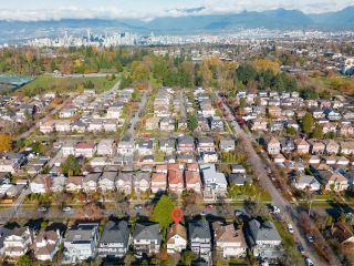Photo 2: 134 W 40TH Avenue in Vancouver: Cambie House for sale in "QUEEN ELIZABETH PARK/CAMBIE" (Vancouver West)  : MLS®# R2832960