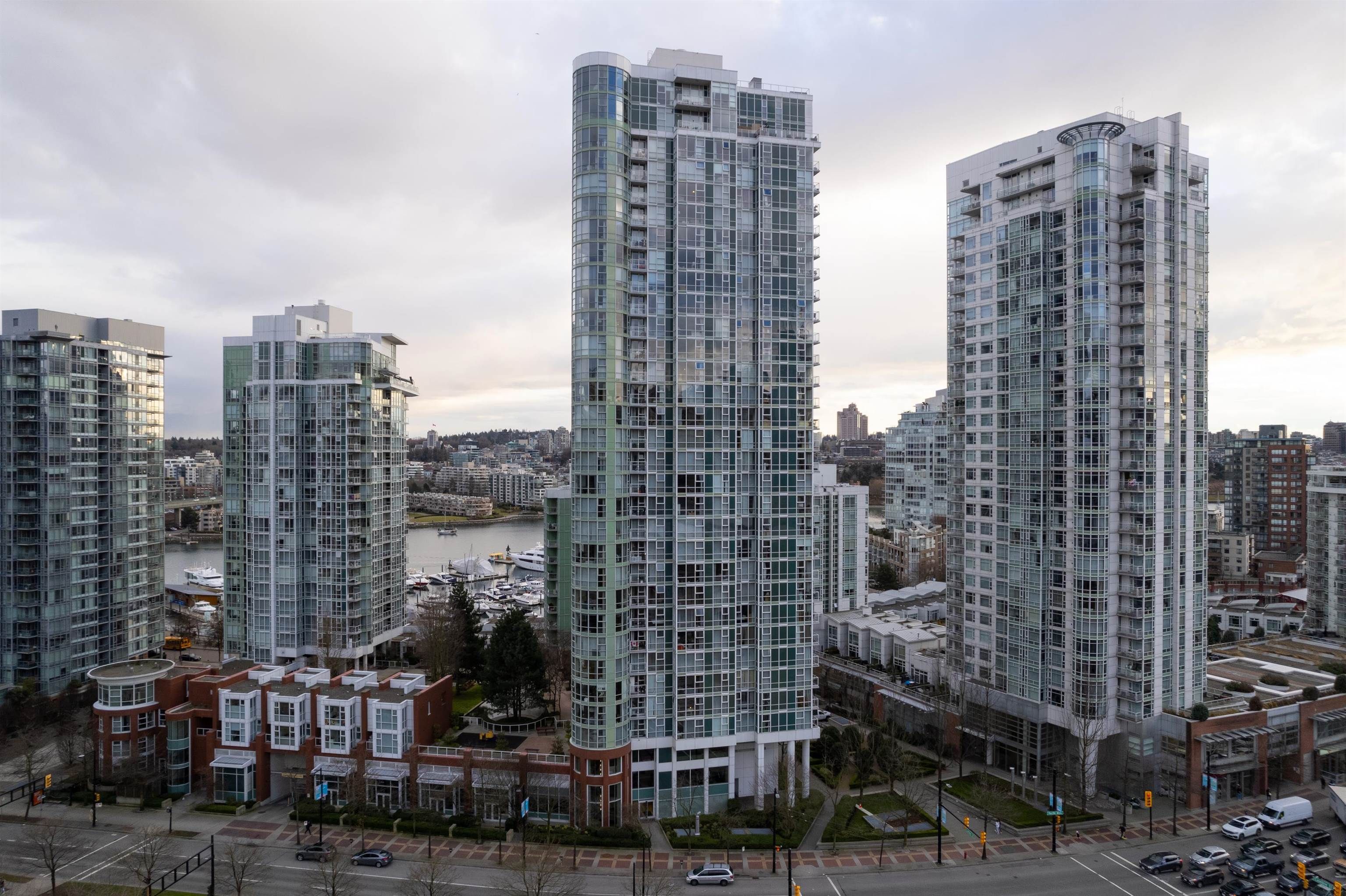 Main Photo: 701 193 AQUARIUS Mews in Vancouver: Yaletown Condo for sale (Vancouver West)  : MLS®# R2758259