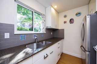 Photo 11: 4 220 E 11TH Street in North Vancouver: Central Lonsdale Townhouse for sale in "CEDAR COURT" : MLS®# R2816365